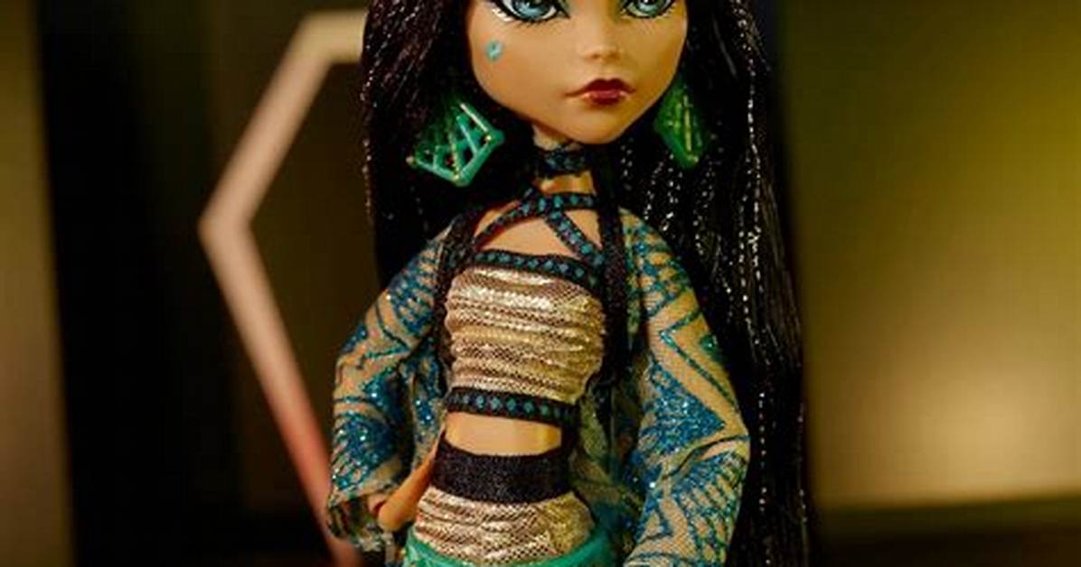 Anatomy of the Cleo De Nile Look the Essential Details Driving The