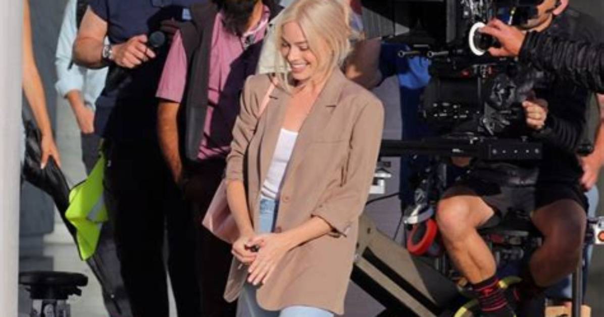 Fact Checking Margot Robbie S on Set Makeup Was Chanel Berry Boost