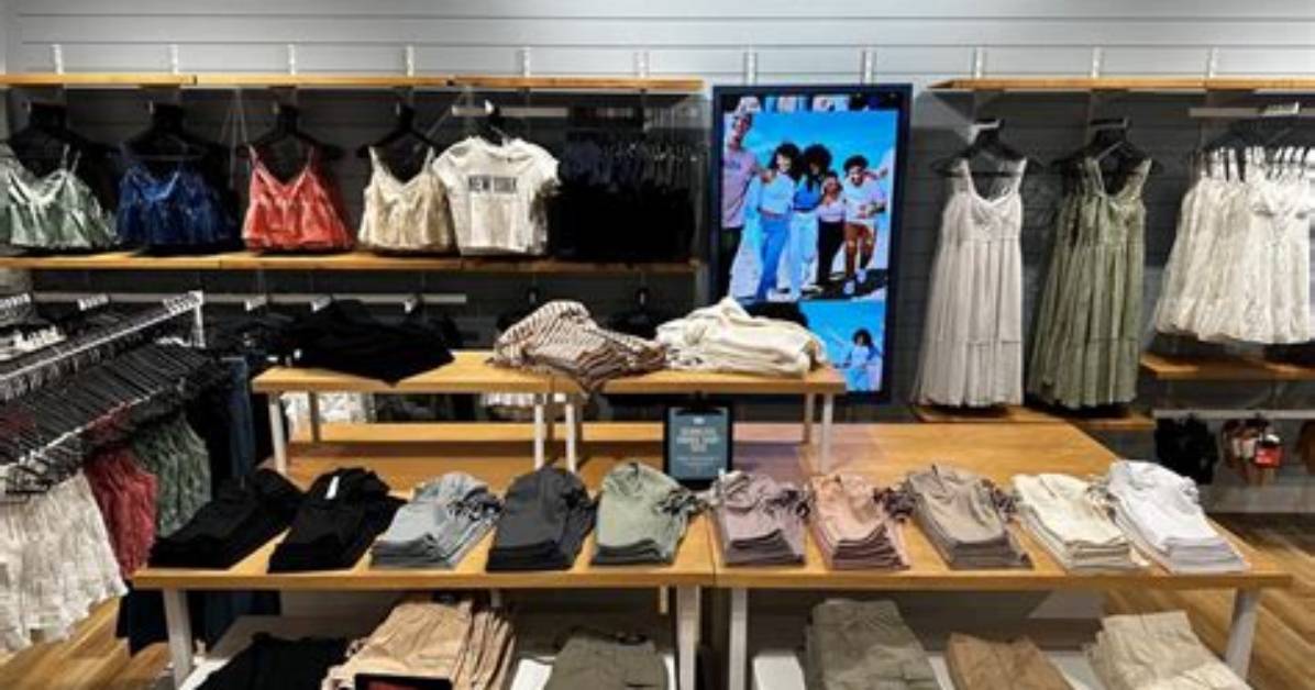 Hollister Drops New Summer Line And