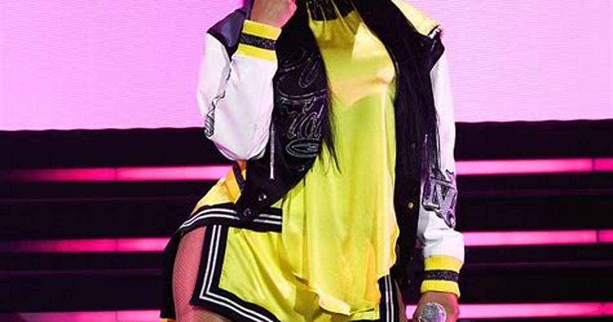 Nicki Minaj S Stage Wardrobe Malfunctions