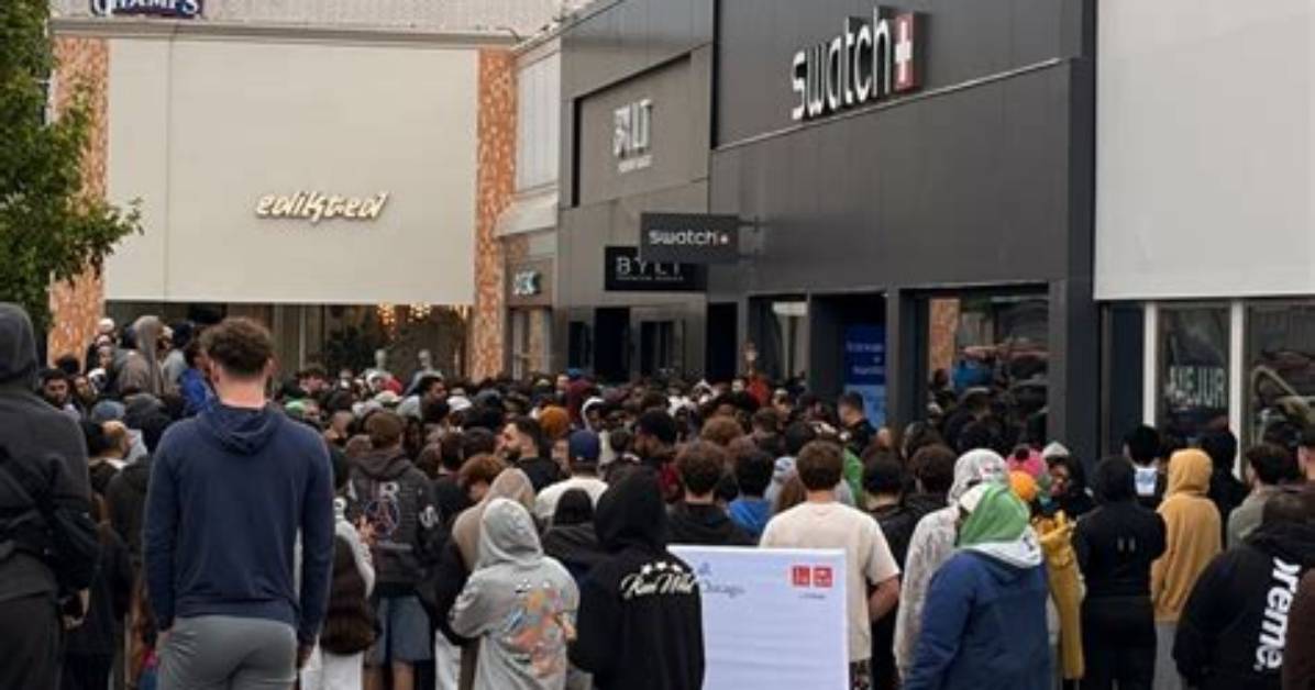 Oakbrook Center Store Disruptions Massive Swatch Crowds Uniqlo Expansion And