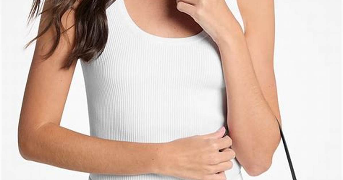Why the Michael Kors Izzy Barrel Pochette Is Selling out During